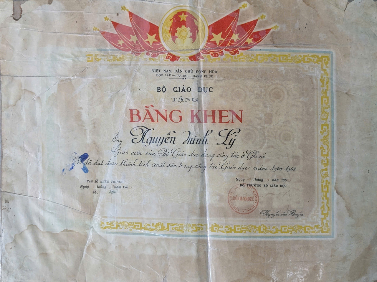 Bằng khen Bộ Giáo dục — ông Nguyễn Minh Lý