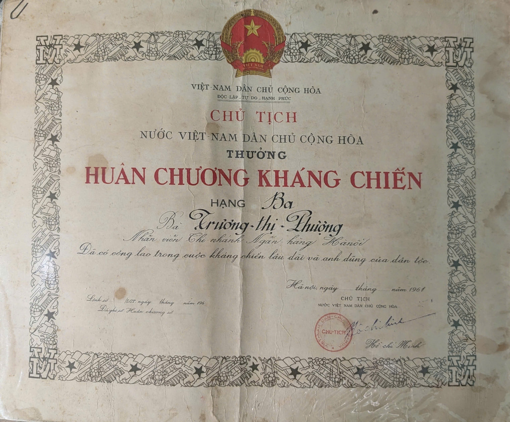 Huân chương Kháng chiến hạng Ba — bà Trương Thị Thượng