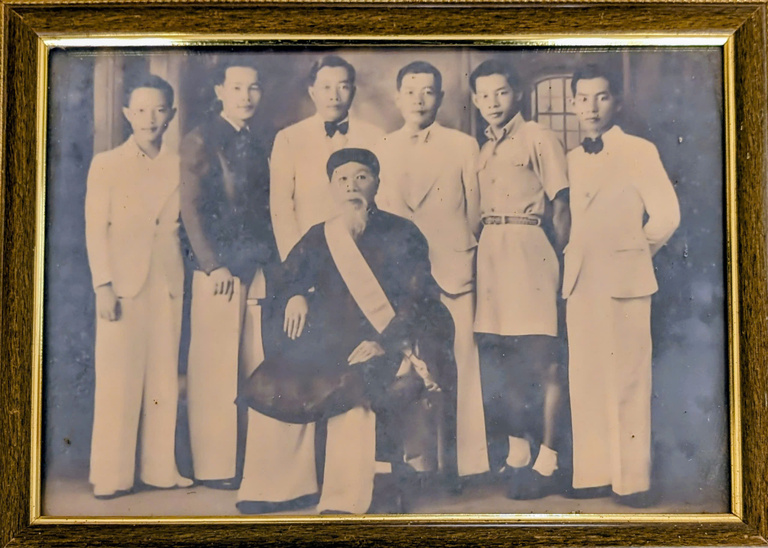 Chân dung cụ Tri huyện Nguyễn Minh Giác cùng các con