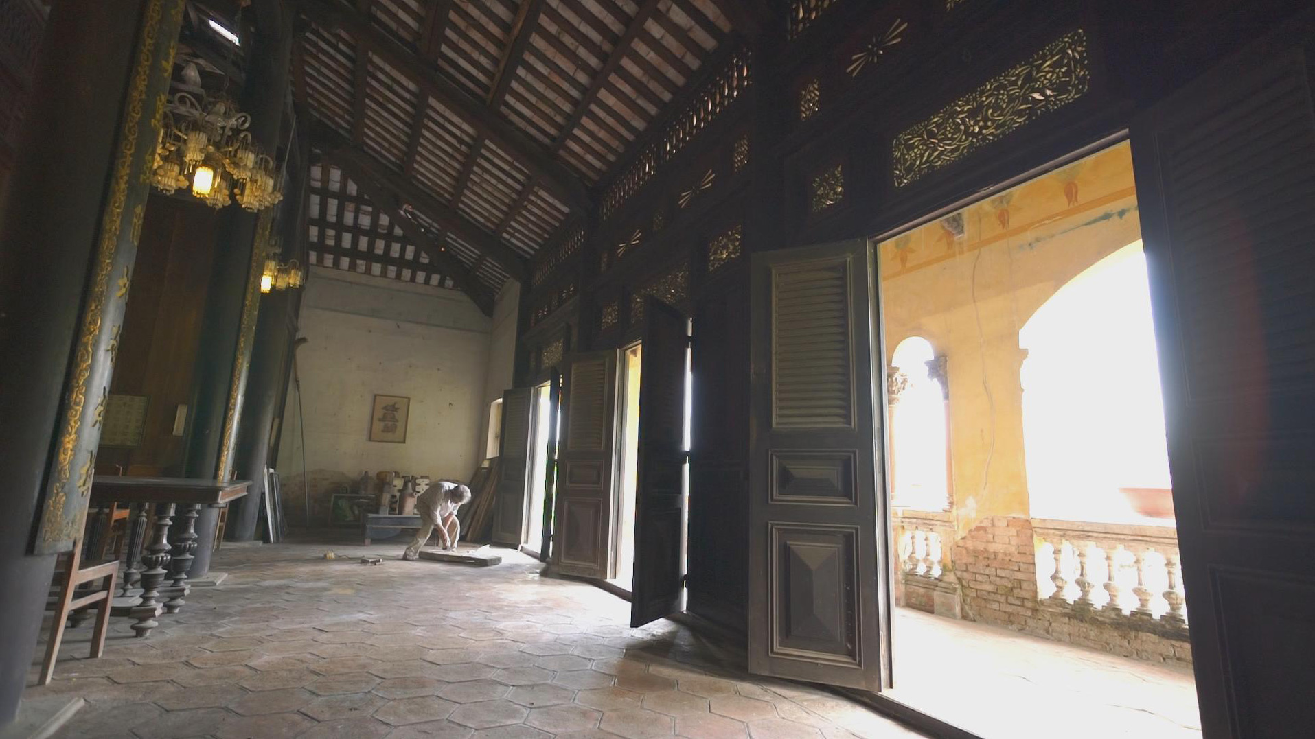 Nội thất nhà cổ — hệ kèo gỗ và bao lam chạm khắc